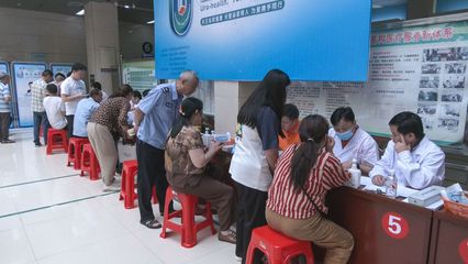 赤心反哺潤(rùn)桑梓 “U醫(yī)公益行”義診活動(dòng)走進(jìn)崇陽(yáng)縣人民醫(yī)院